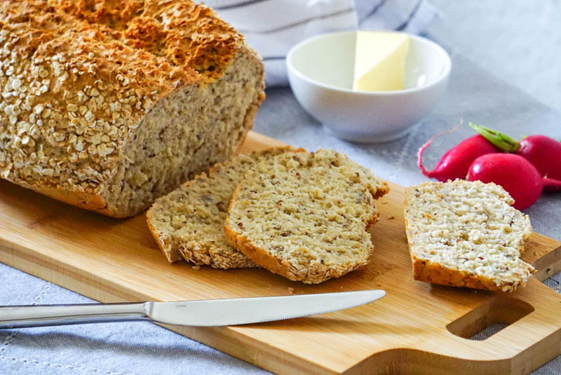 Selbstgebackenes Bort aufgeschnitten_1 Selbst gebackenes angeschnittenes Brot